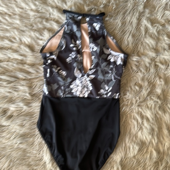 Balera Brand High Neck/Keyhole Back Patterned Adult size M Leotard - Picture 2 of 3